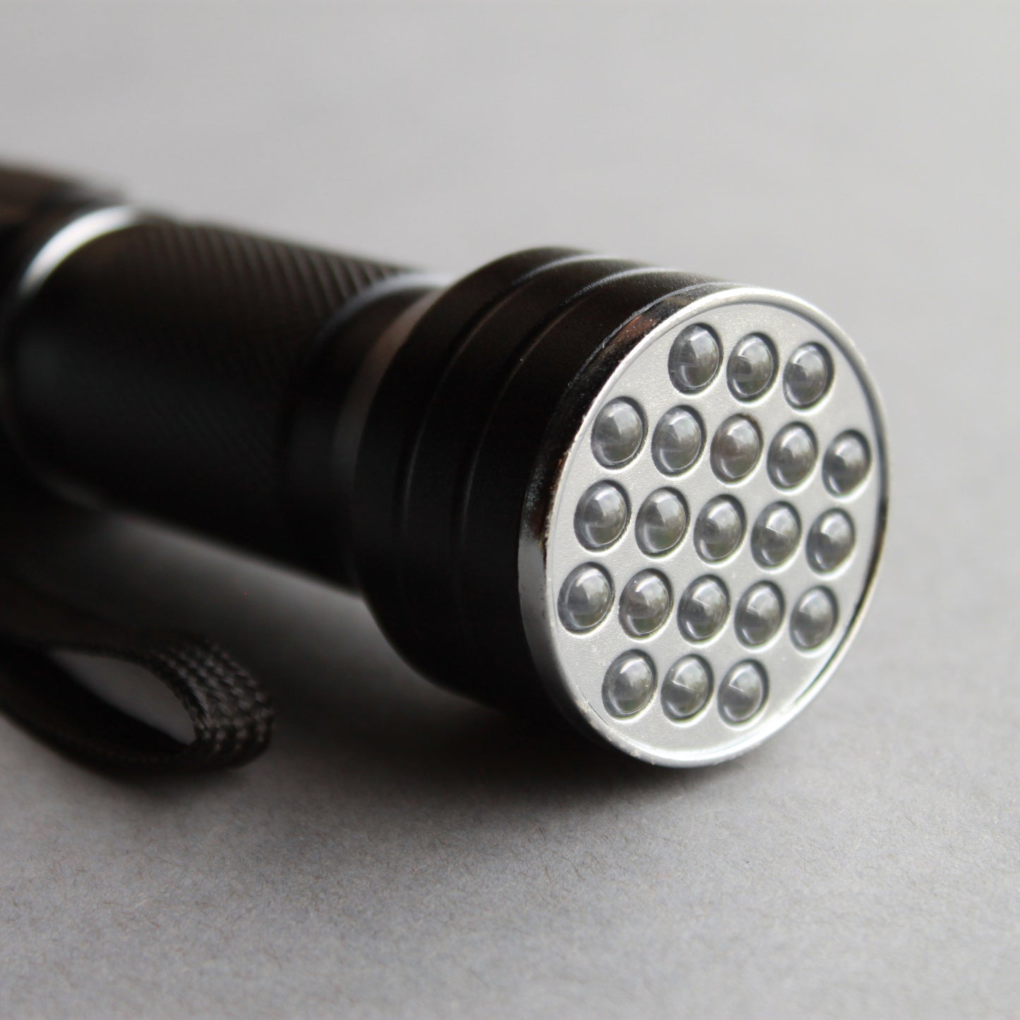 Front view of 21-bulb UV LED flashlight head.